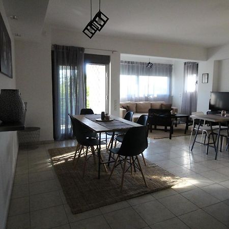 Lovely 2-Bedroom Apartment Атина Екстериор снимка