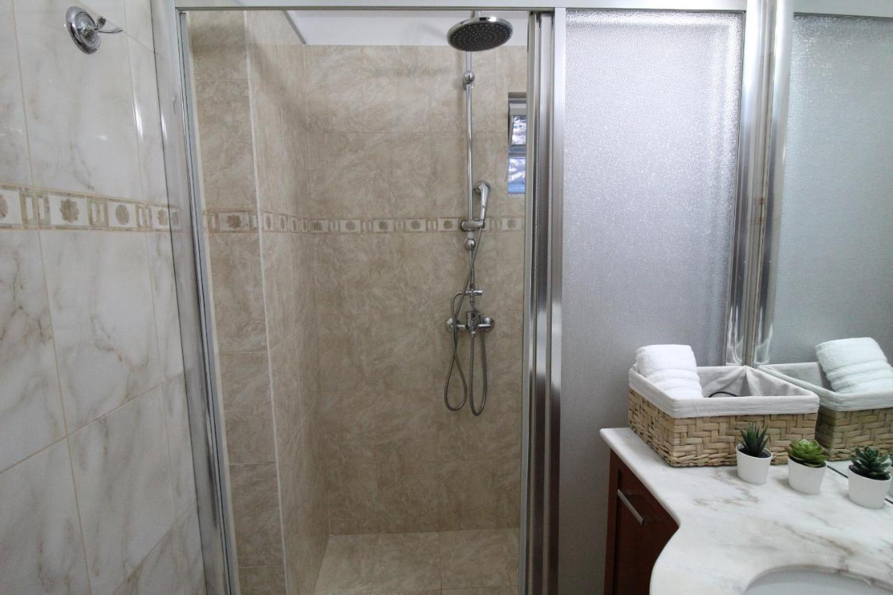 Lovely 2-Bedroom Apartment Атина Екстериор снимка