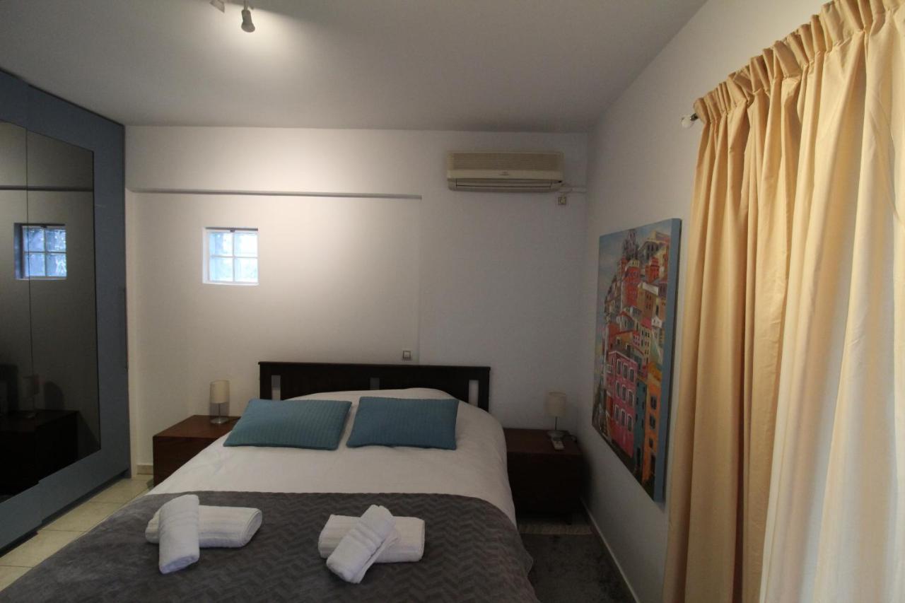 Lovely 2-Bedroom Apartment Атина Екстериор снимка