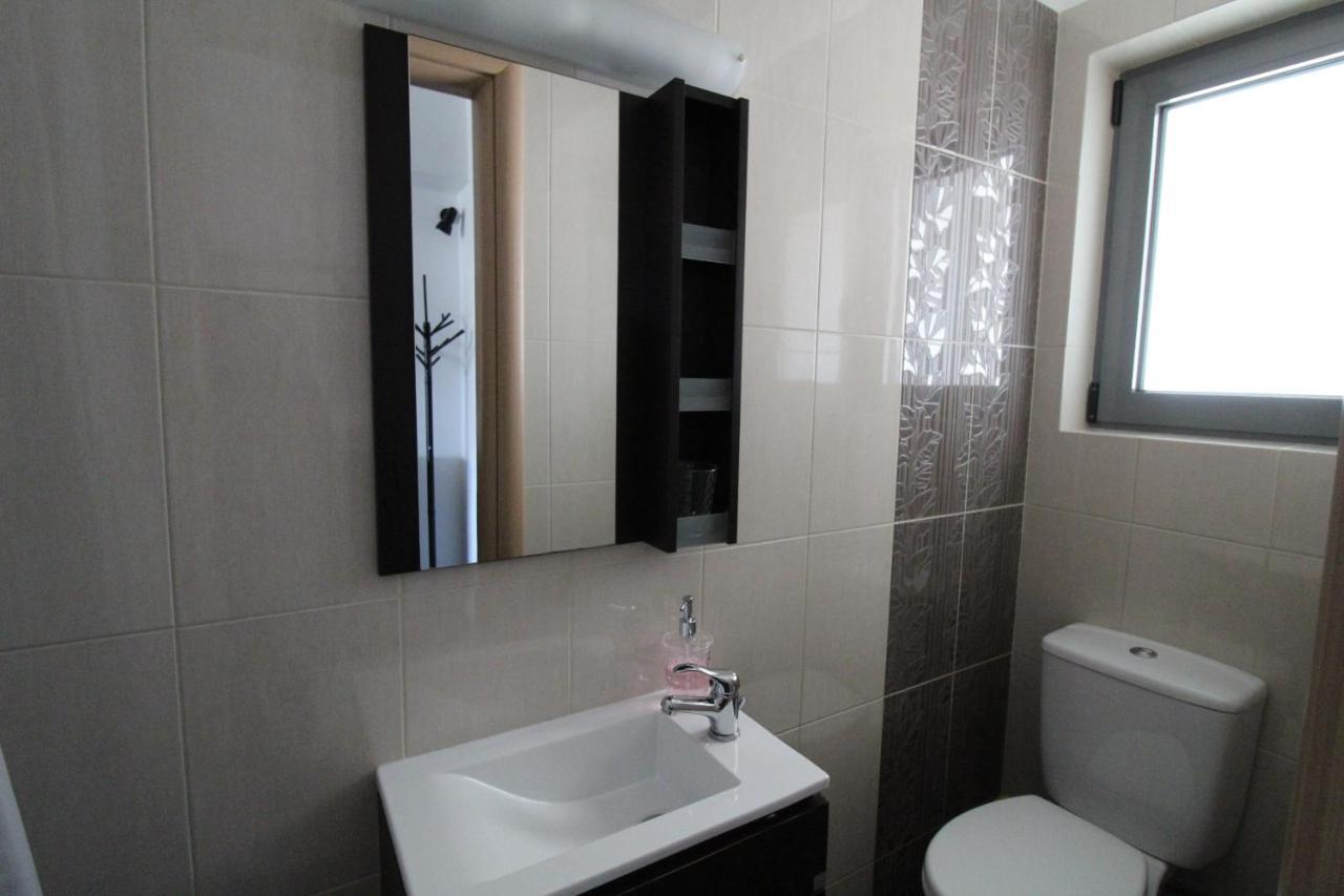 Lovely 2-Bedroom Apartment Атина Екстериор снимка
